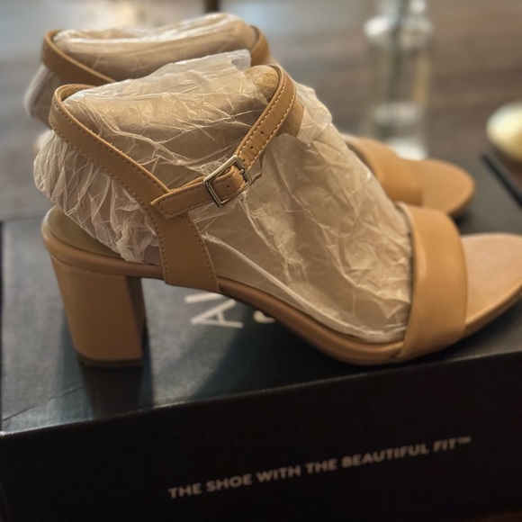 Naturalizer Bristol/crème brûlée size 7 1/2 M - Picture 2 of 4